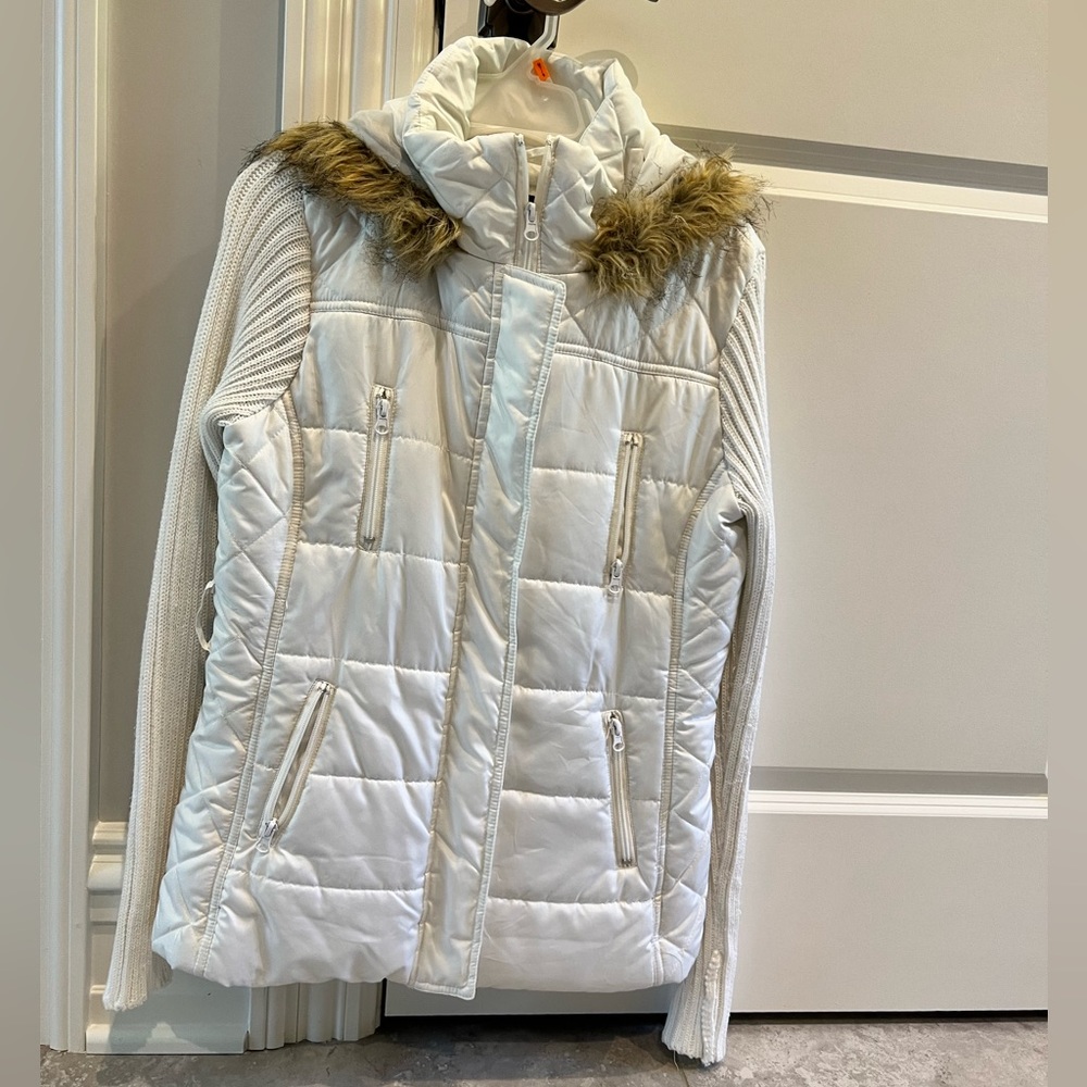 White Fall/Winter Jacket. Euc. Large - image 1